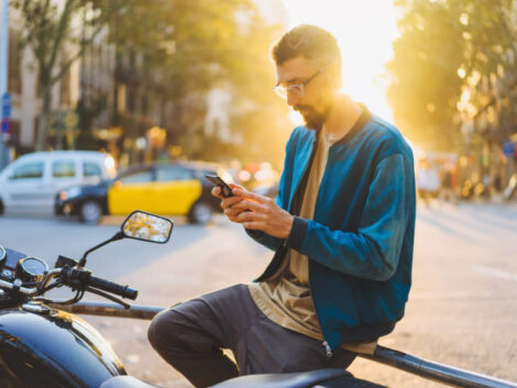 スマホを見ながら運転