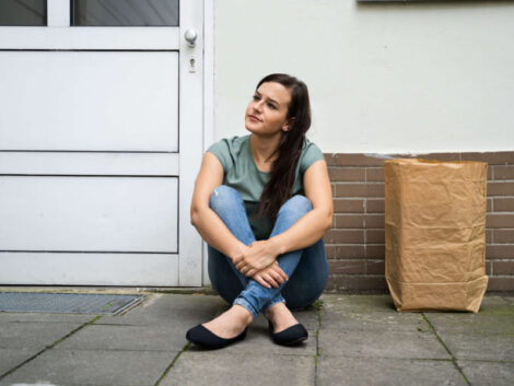 ドアの前に置かれた荷物