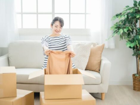 段ボールに荷物をつめる